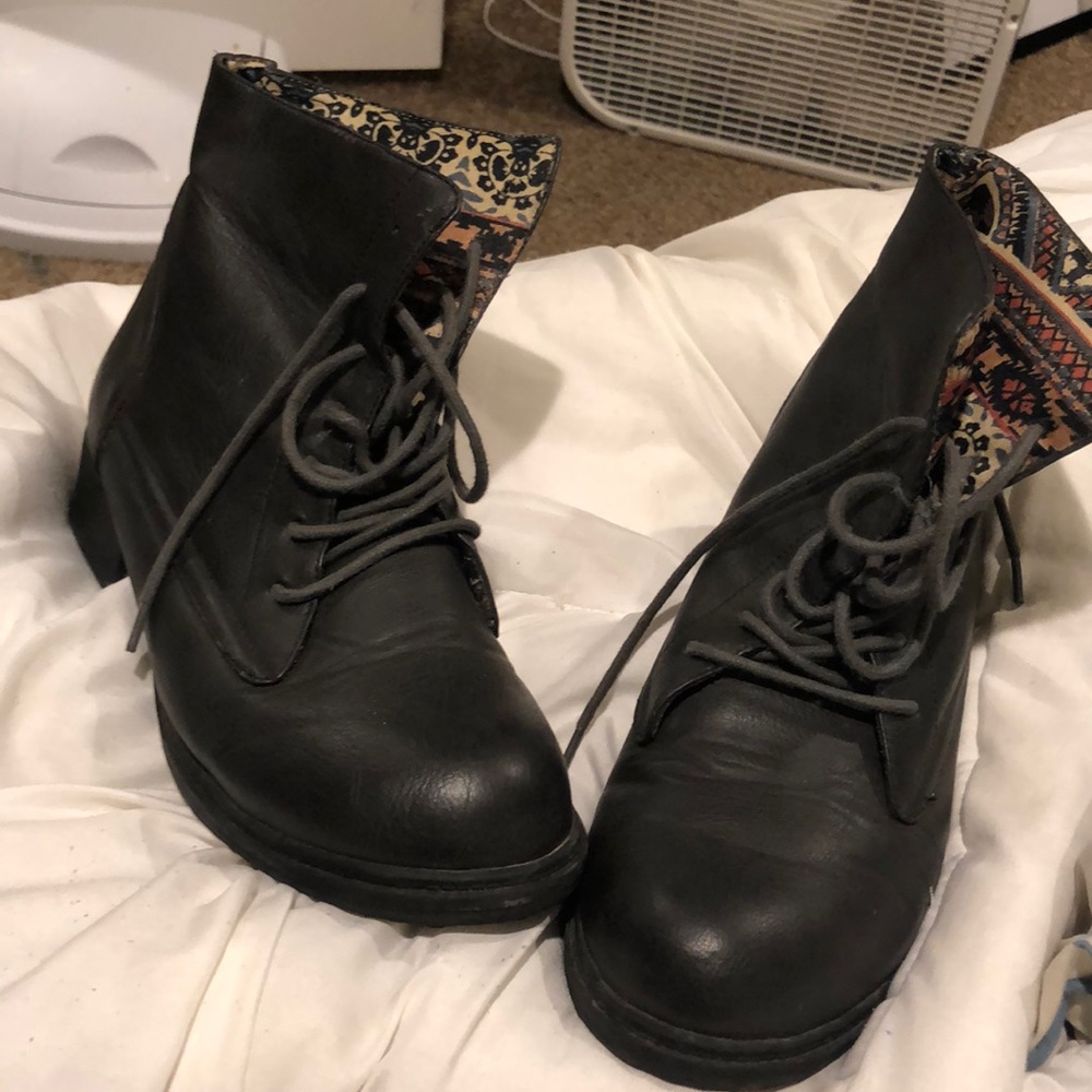 Size 8 Jennifer Lauren grey ankle boots